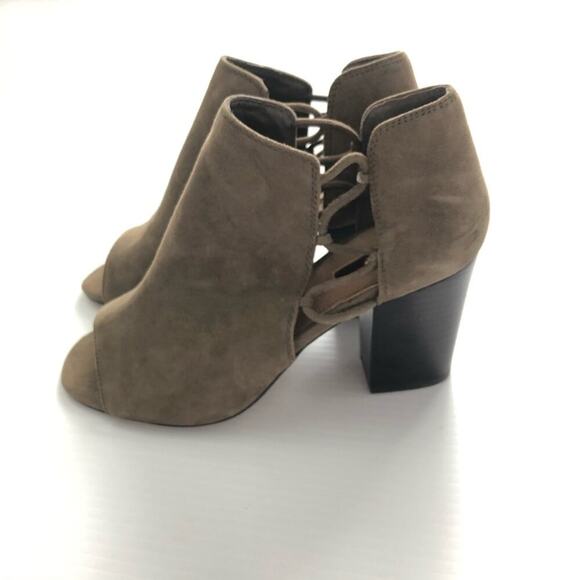 New! Tahari peep toe block heel bootie NWOT - Picture 3 of 12